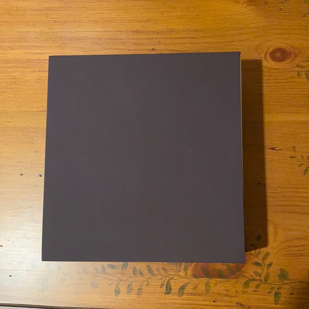 Lagos necklace empty box